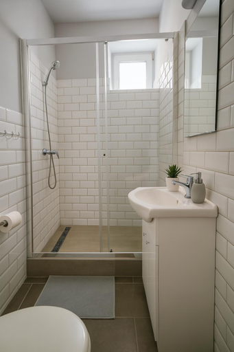 Bathroom 3, Zold Sziget Udulohaz, Eger