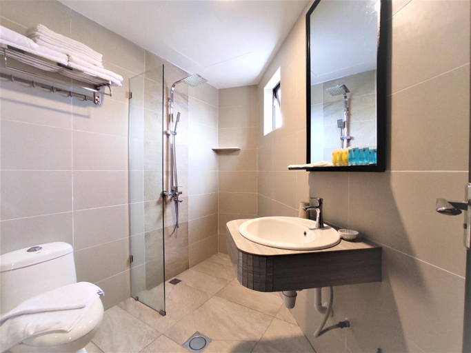 Bathroom 4, APPLE Suites Hotel, Manjung