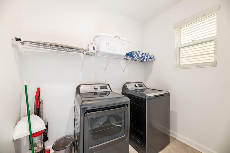 3, Spacious 6 Bed Home With Pool in Storey Lake, Osceola