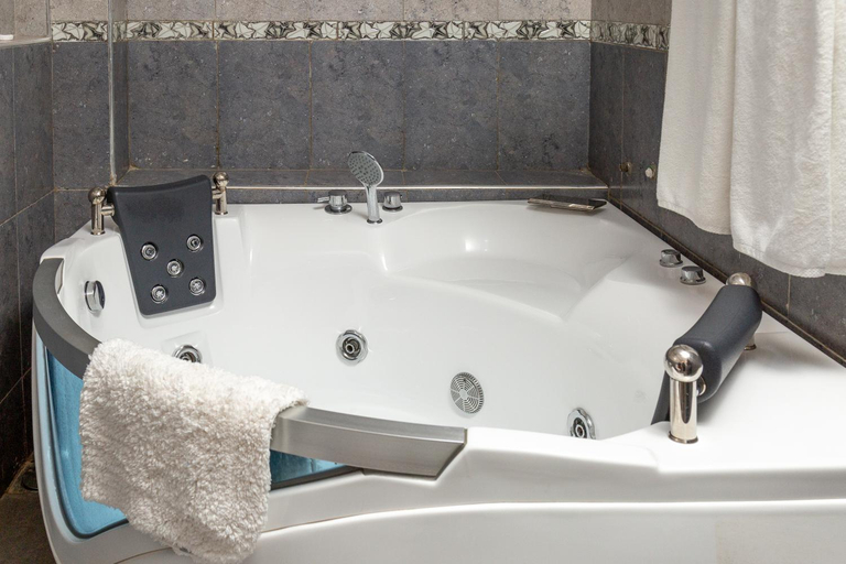 Bathroom 4, Esiankiki Resort & Spa, Kieni