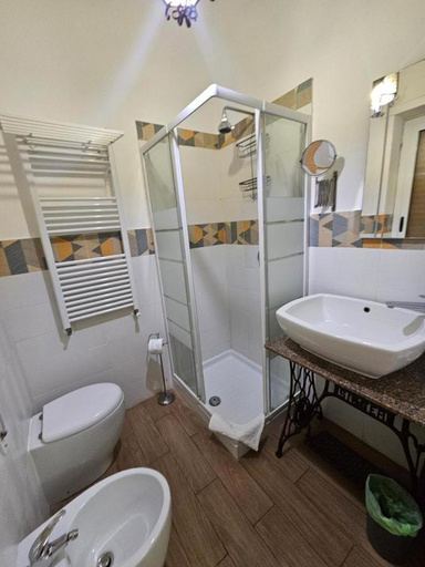 Bathroom, L'ARENA ROOM, Syracuse