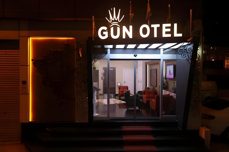 Others 2, Gun Otel, Merkez