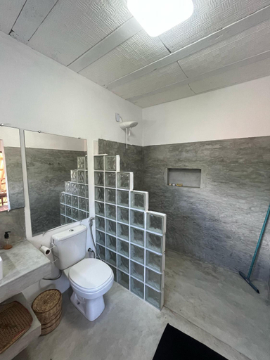 Bathroom 3, Casa de Deli, Cairu