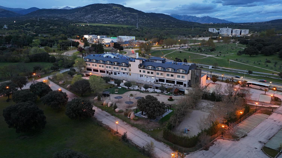 Exterior & Views