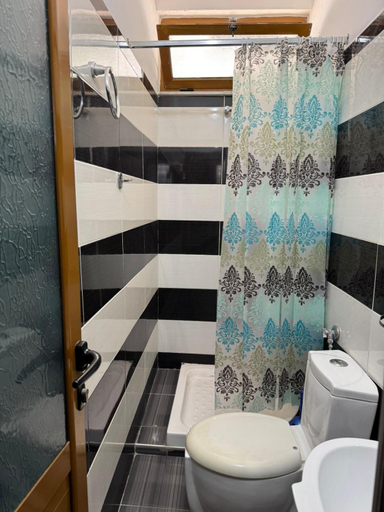 Bathroom 4, Elisabeta Apartments, Sarandës