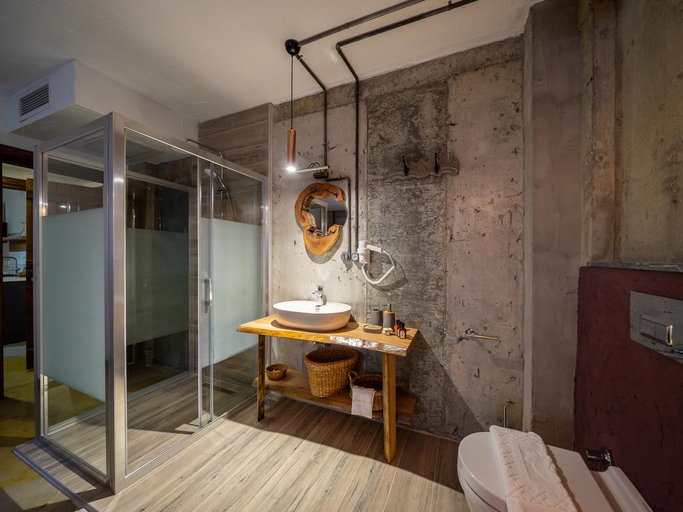 Bathroom 2, Kikonia Art Suites, Ula