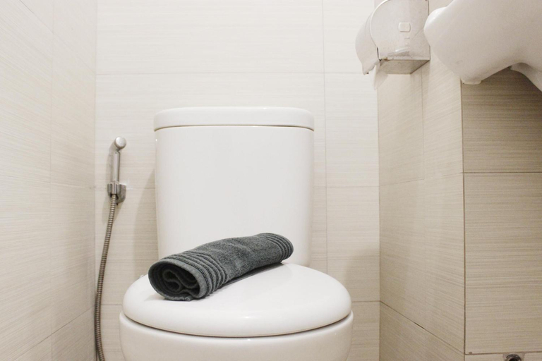 Bathroom 2, Elegant Studio at Gateway Pasteur Apt By Travelio, Bandung