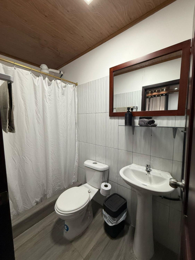 Bathroom 2, Bunker593 Inn, Tena