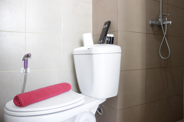Bathroom 4, Homey 2BR Apt at The Jarrdin Cihampelas ByTravelio, Bandung
