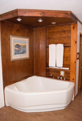 Bathroom 3, Mayflower Inn, Division No. 9