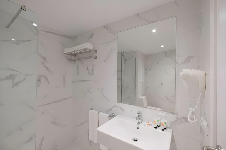 Bathroom 4, azuLine Hotel Palmanova Garden, Baleares