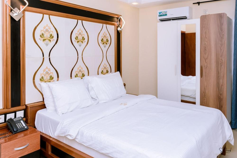 Bedroom 3, Hotel La Principaute, Wouri