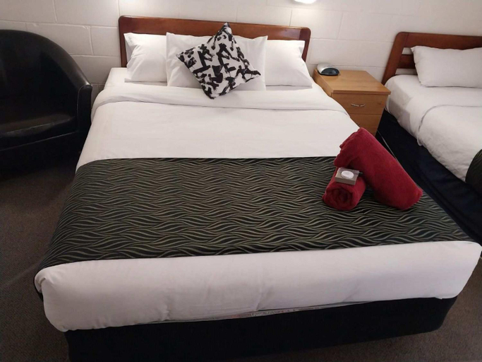 Bedroom 3, Golden Peak Motel, Parkes