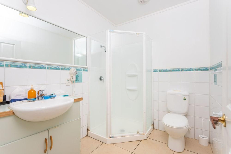 Bathroom 4, Castaway Resort, Rorotonga