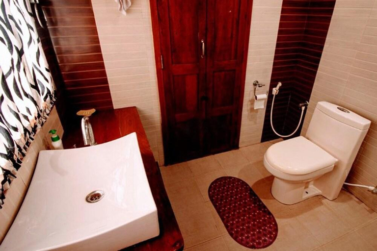 Bathroom 4, 5 Bedroom A/c Private Houseboat With All Meals, Alappuzha