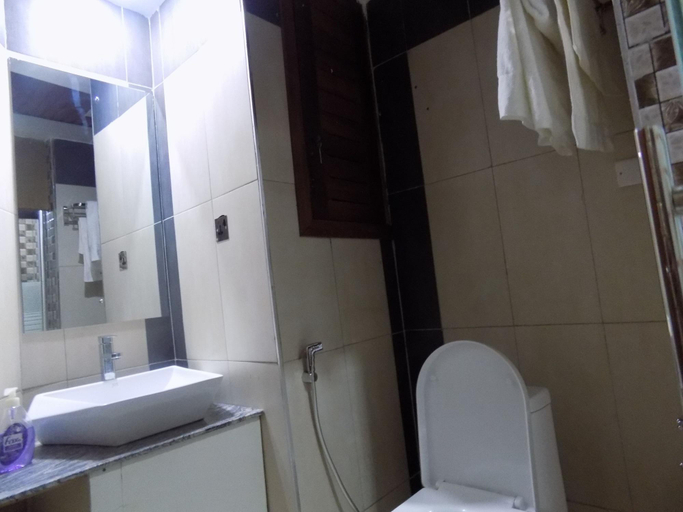 Bathroom 4, Freedom City Hotel, Jinja