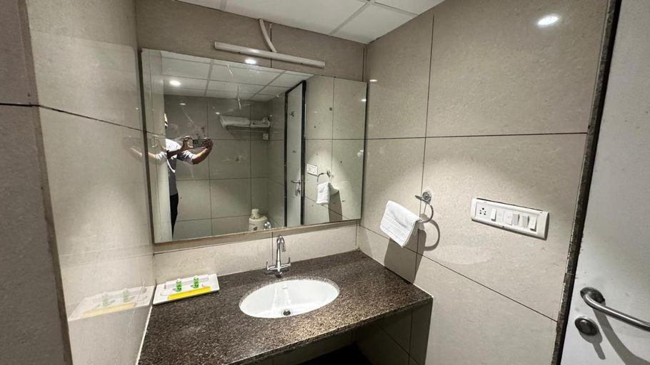 Bathroom 4, Bansari Greens Resort, Gandhinagar