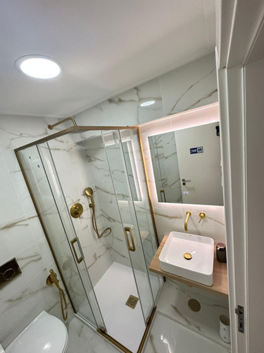 Bathroom 3, Quarto Aeroporto, Lisbon