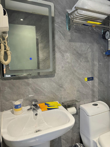 Bathroom 3, 7 Days Inn Shaoguan Zhongshan Park Pedestrian Street, Shaoguan