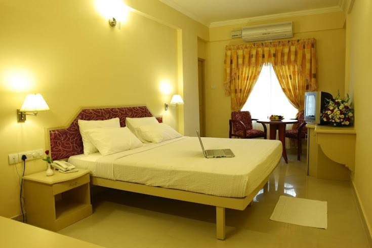 Bedroom 2, Aroma Classic Days Hotel, Thiruvananthapuram