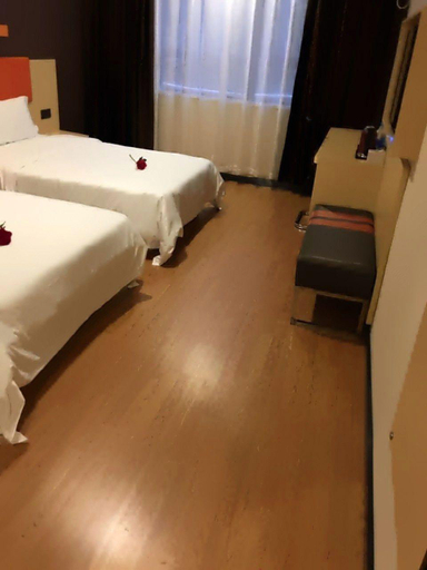 Bedroom 3, 7 Days Premium·Huanggang Walking Street, Ezhou