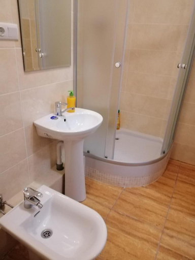 Bathroom 3, Oreste, L'vivs'ka