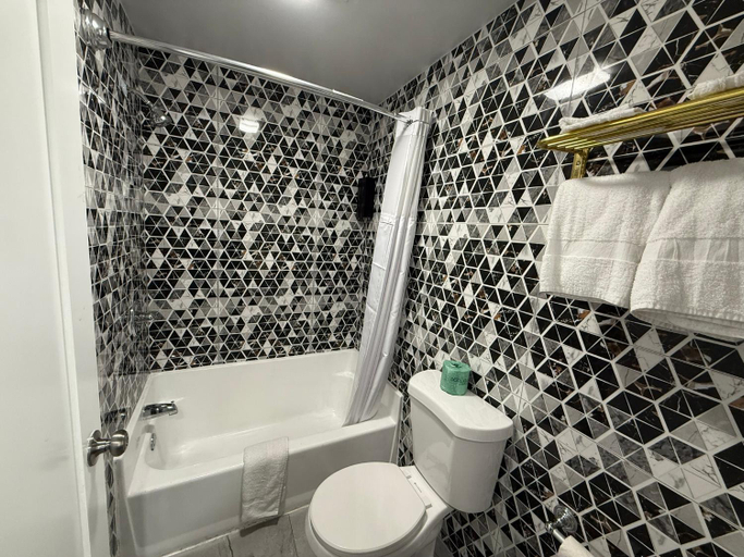 Bathroom 4, Beauty Rest Hotel, Middlesex