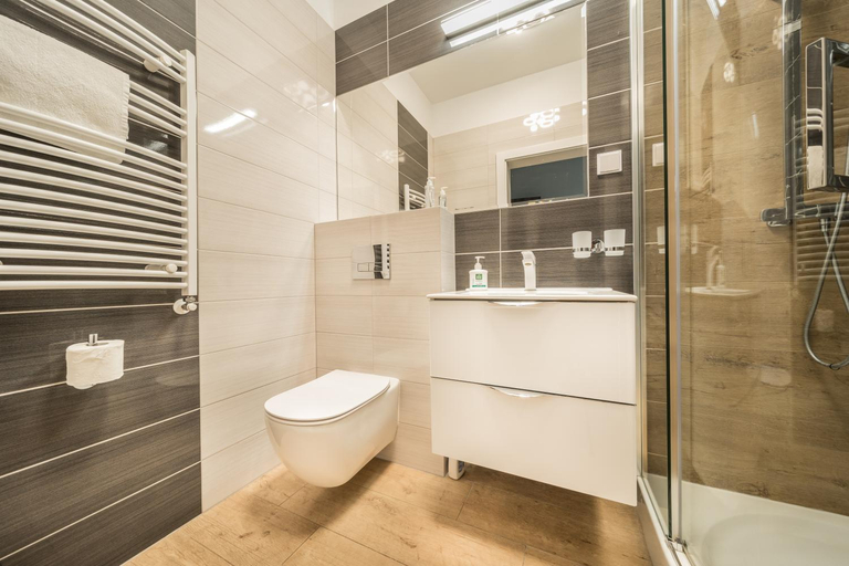 Bathroom 3, Baltic Apartments, Kamień
