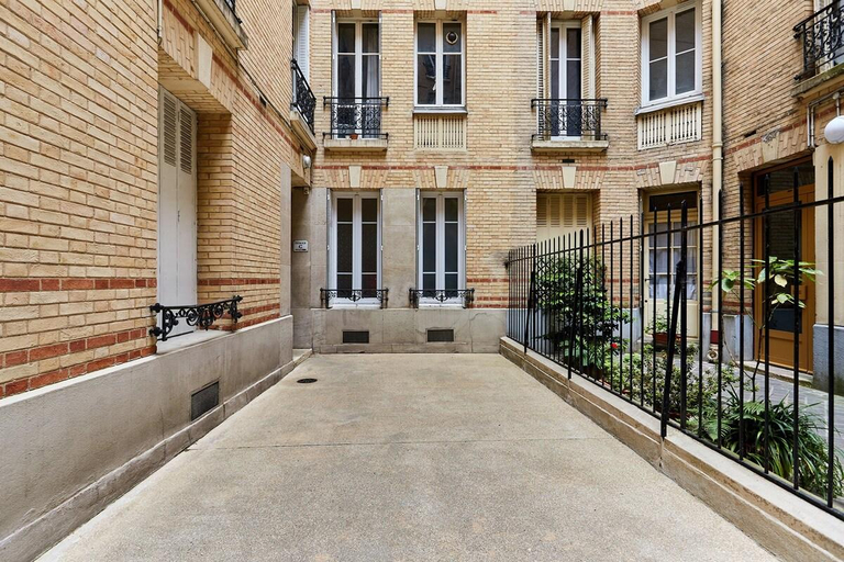 Exterior view, Charming 1 bedroom apartment Eiffel Tower, Paris