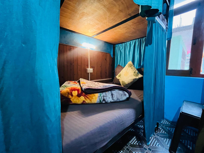 Bedroom 2, Non Stop Cafe Hostel & Stay, Kullu