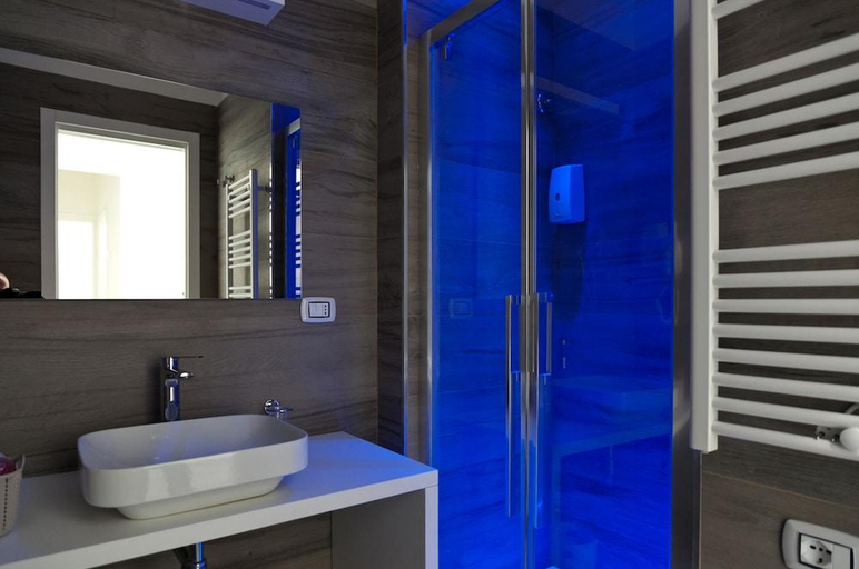 Bathroom 4, Domus Schilizzi Guesthouse, Napoli
