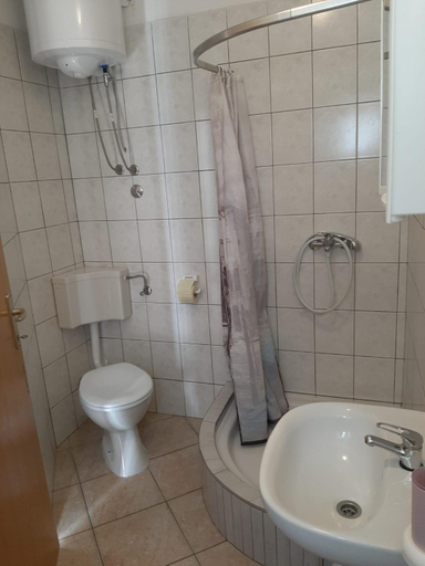 Others 3, Apartmani Karla, Dugi Rat
