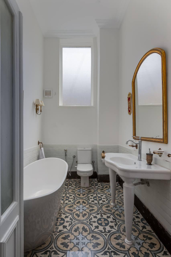 Bathroom 2, "Downtown Sunny Hideaway: Vintage, 7 Balconies", Al-Azbakiyah