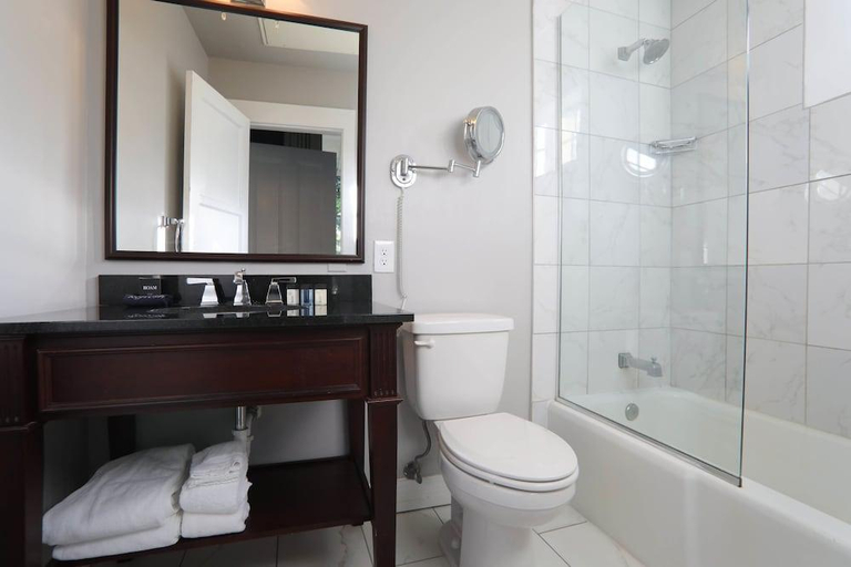 Bathroom 4, Malaga Inn, Mobile