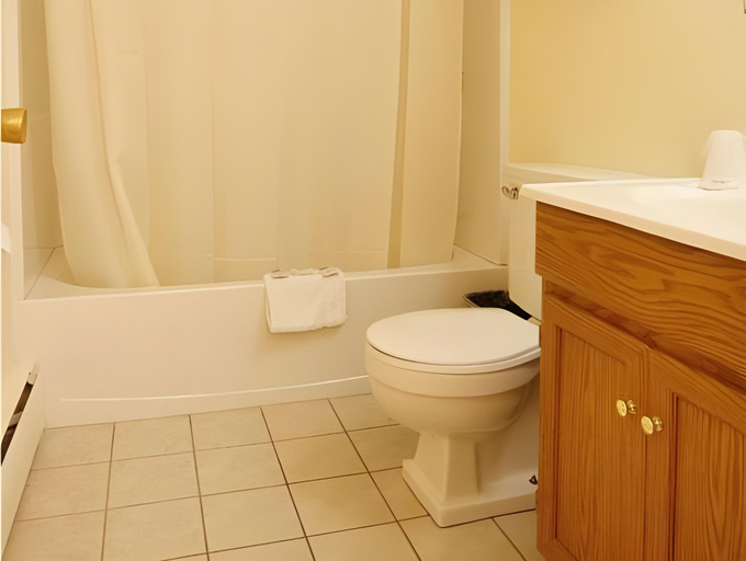 Bathroom 4, Travelers Inn, Cumberland