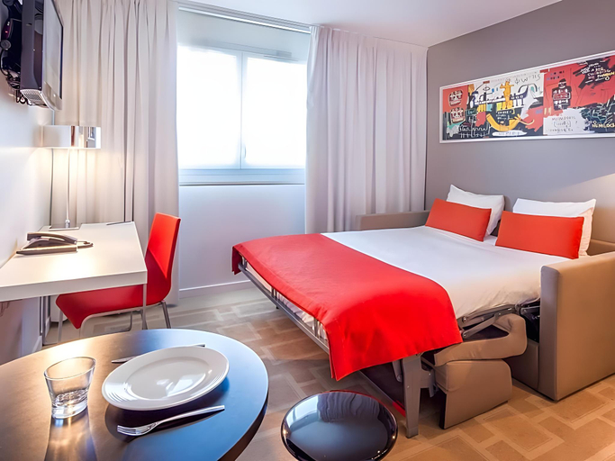 Bedroom 2, Aparthotel Adagio Marseille Timone, Bouches-du-Rhône