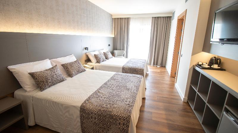 Bedroom 3, Golden Bahia de Tossa & Spa 4* Sup., Girona
