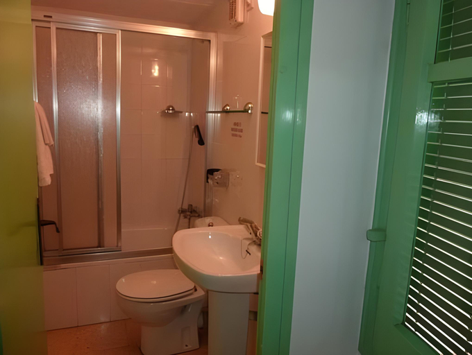 Bathroom 4, Pension Fonda Vilalta, Girona