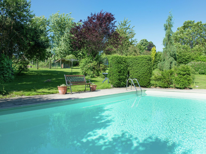 Sport & Beauty 2, Desnie Farmhouse with Pool, Liège
