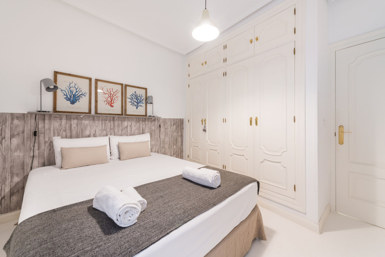 Room 4, 3 Bd Apartment Perfect Location in Plaza de Chueca, Madrid