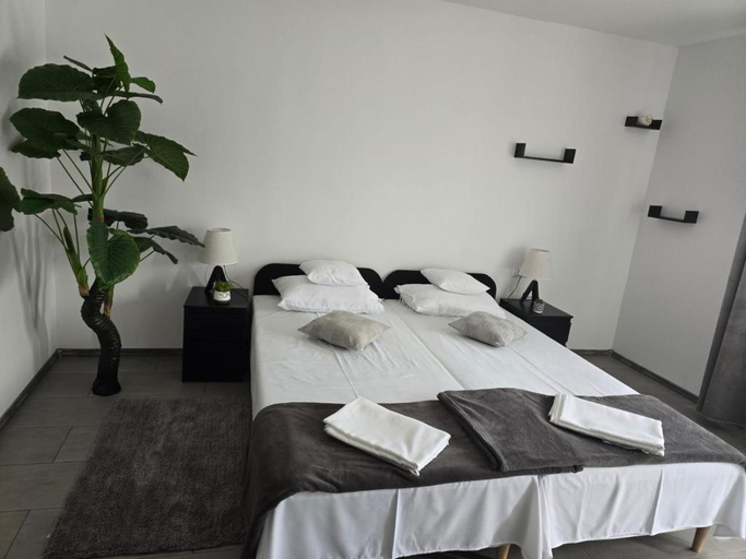 Bedroom 2, Micul Cosmopolit, Afumati