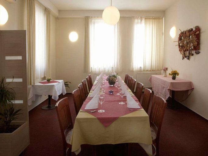 Food & Drinks 5, EA Hotel Populus, Praha 3