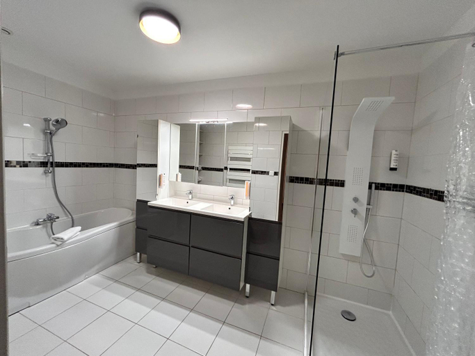 Bathroom 4, Hôtel du Parc Thionville Centre, Moselle