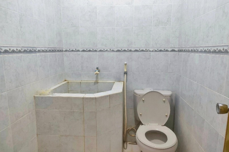 Bathroom 2, OYO Homes 91098 Desa Wisata Tanjung Syariah, Sleman