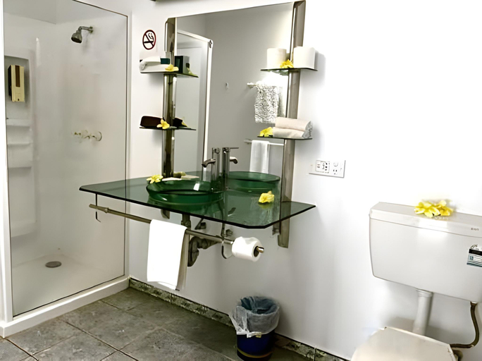 Bathroom 4, Club Raro Resort, Rorotonga