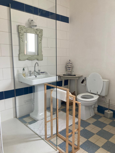 Bathroom 3, Sur les Ailes du Papillon-La Suite, Yonne