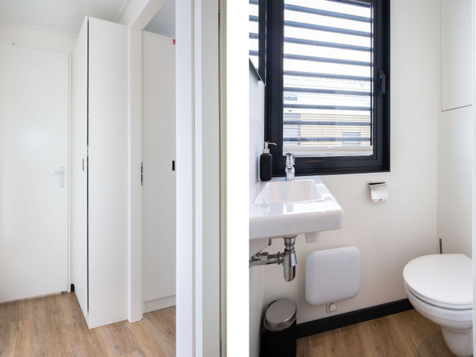 Bathroom 2, Houseboat on and around the Sneekermeer, Sneek