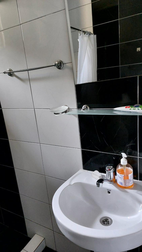 Bathroom 2, Pine house