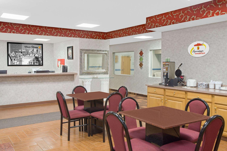 Public Area 2, Super 8 by Wyndham Three Rivers, Saint Joseph