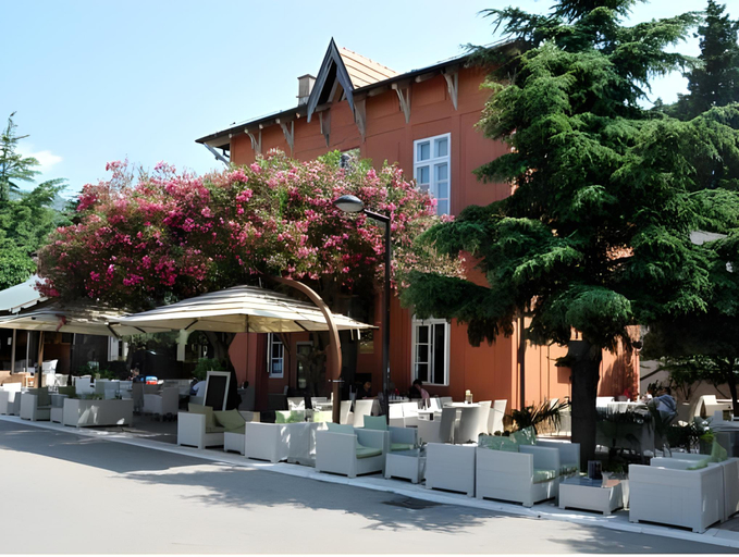 Others 5, Le Petit Chateau